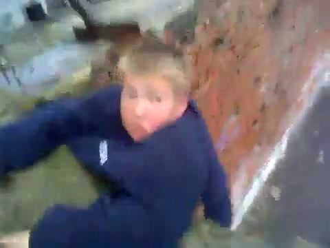 Денчик слазит