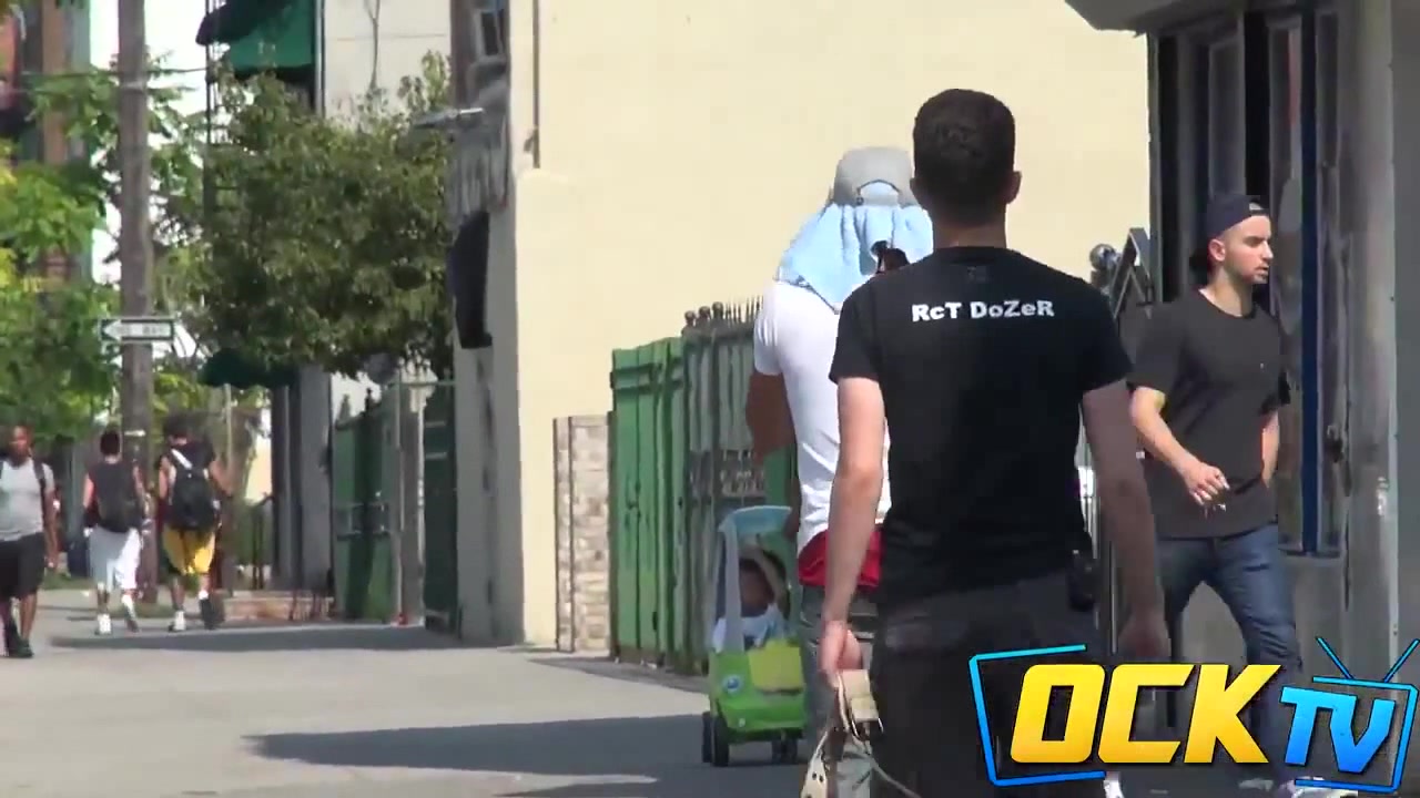 Pulling Up Sagging Pants In The Hood Prank Coub The Biggest Video