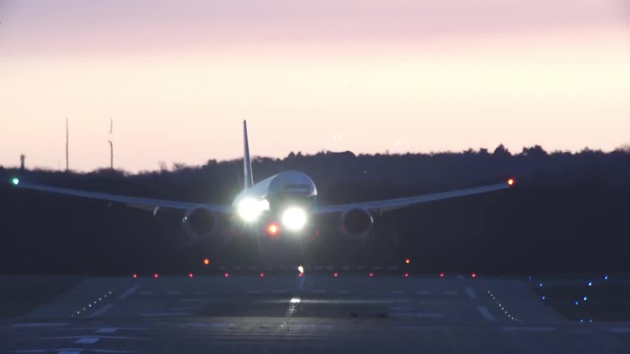 STORM !! Crosswind Landings at Düsseldorf - Airbus A380, A340, Boeing ...