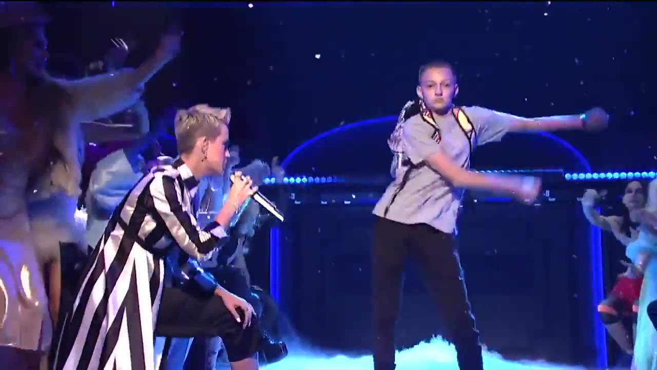 Танцующий мальчик с рюкзаком затмил Katy Perry на ее ШОУ Katy Perry