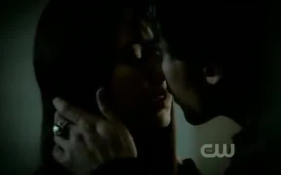 TVD 3x10 - Damon kisses Elena