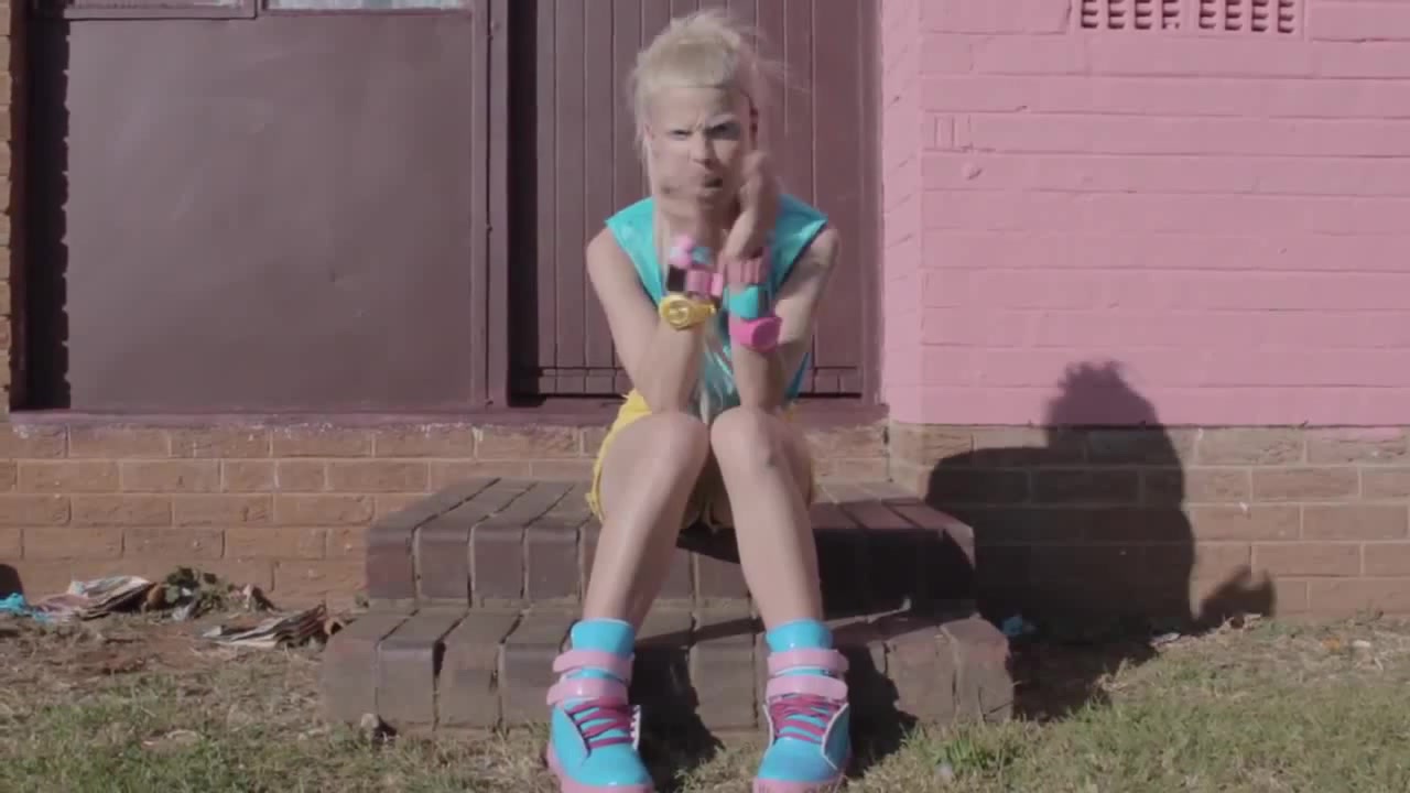 Йоланди Фиссер. Die antwoord Baby's on Fire. Стрижка маллет Йоланди. Yolandi Visser Baby's on Fire.