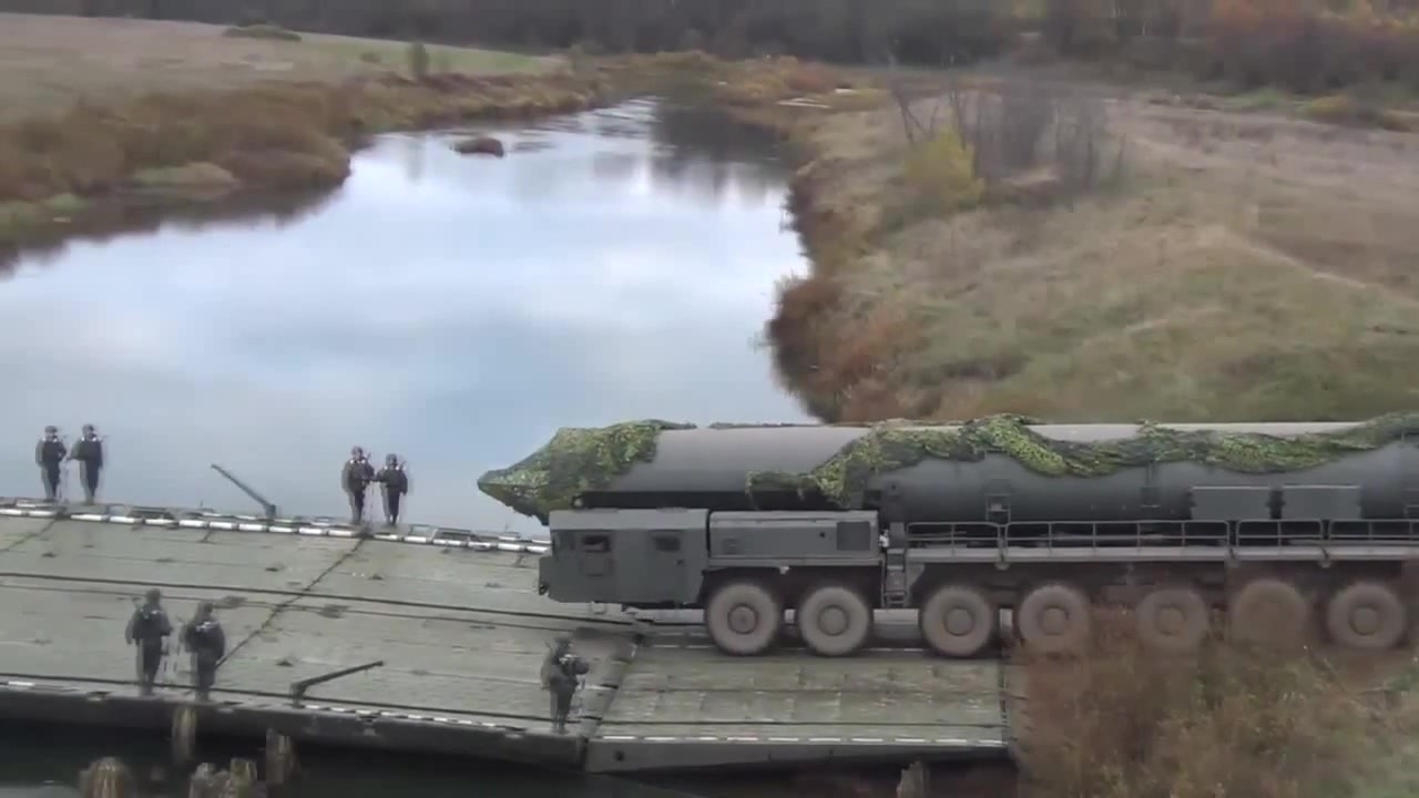 В РВСН впервые переправили пусковую установку «Ярс» через реку по ...