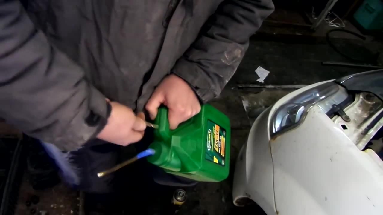 Самодельный нагнетатель масла из пластиковой канистры | Как залить ...