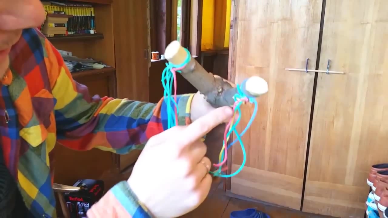 ЛАЙФХАК - МОЩНАЯ DIY РОГАТКА ИЗ РЕЗИНОК!!! - Coub