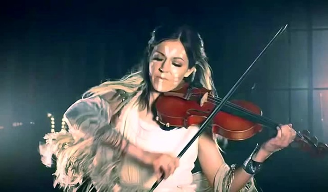 Lindsey stirling snow waltz. Lindsey Stirling 2022. Лайонеля Линдси. Линдсея. Линдси Стирлинг фото из клипов.