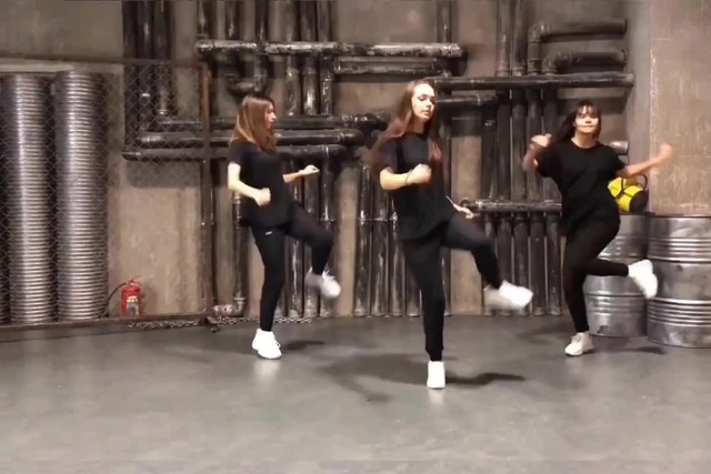 4 видео с девушками, которые танцуют в необычных местах - 8 августа - поселокдемидов.рф