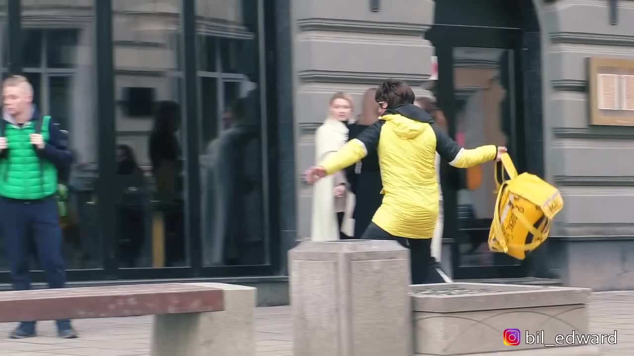 EDWARD BIL ПРАНК  ДРАКА КУРЬЕРОВ  DELIVERY VS ЯНДЕКС ЕДА - реакция людей  НА РОЗЫГРЫШ - Coub - The Biggest Video Meme Platform