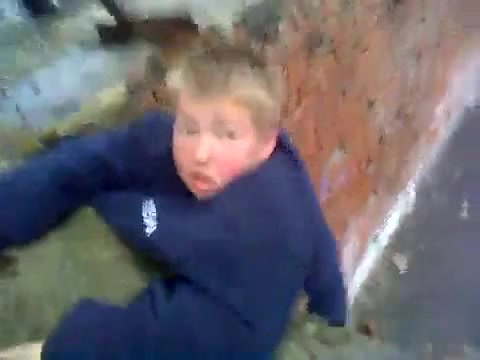 Денчик слазит