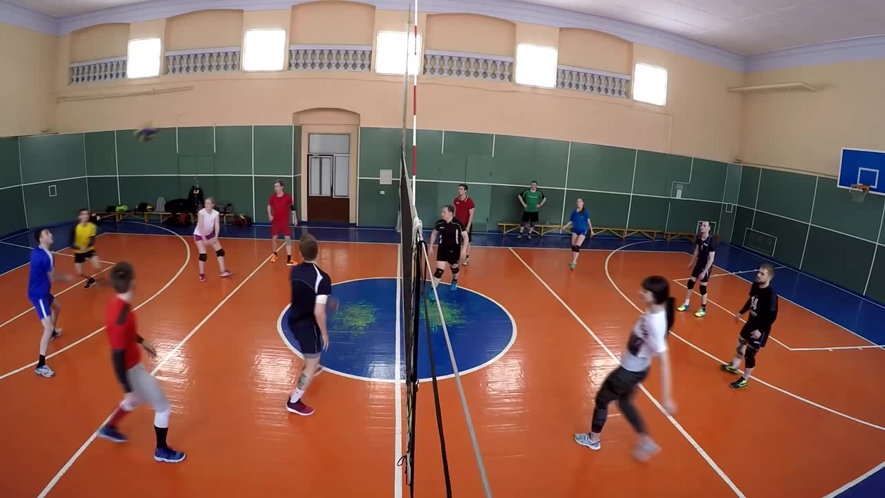 Волейбол, вид сбоку. Нападение, прыжок, блок. Любительский волейбол.  Volleyball game - Coub