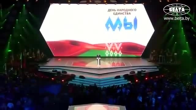 Зал взорвался аплодисментами