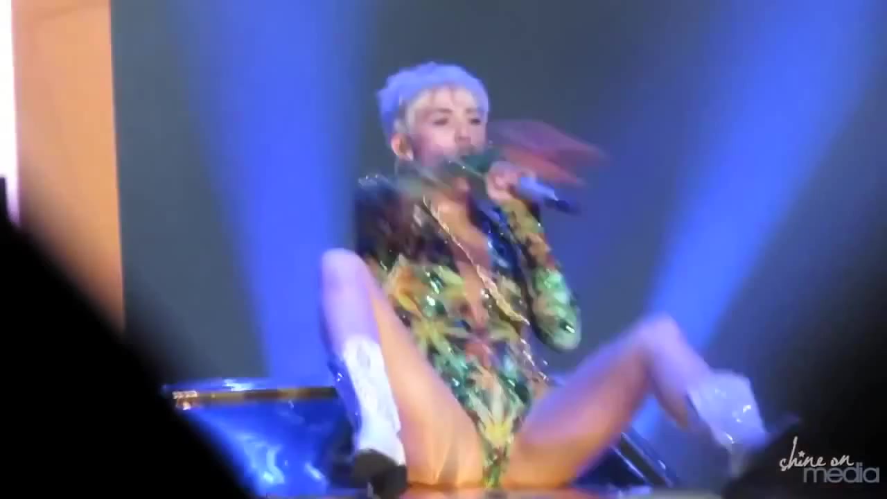 Miley cyrus masturbates