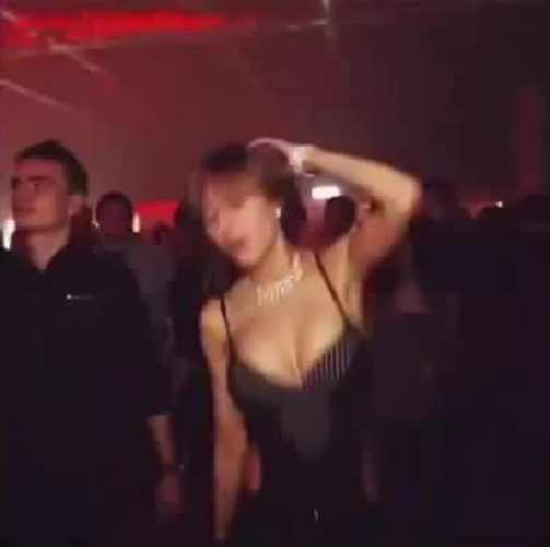 Танцы boobs/SEXY девушка с большими сиськами