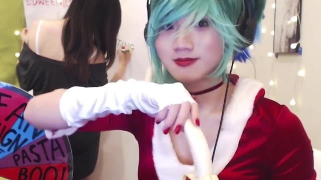 BoxBox Christmas Riven Cosplay - Coub - The Biggest Video Meme