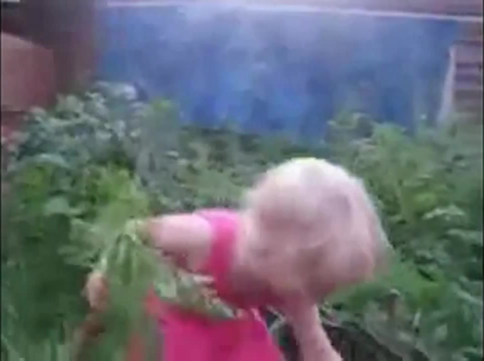 Зацепился за гвоздь фото. Зацепилась за открытый ящик. Одежда зацепилась за гвоздь. Блять зацепилась. Блять зацепилась.