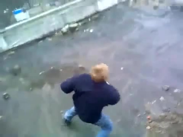 Денчик слазит