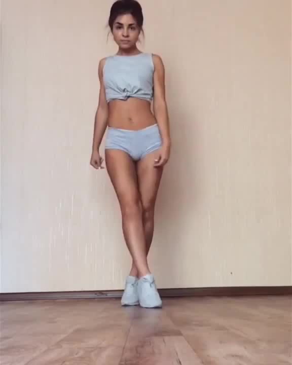Голая русская девушка танцует HD - порно видео с юными 18+