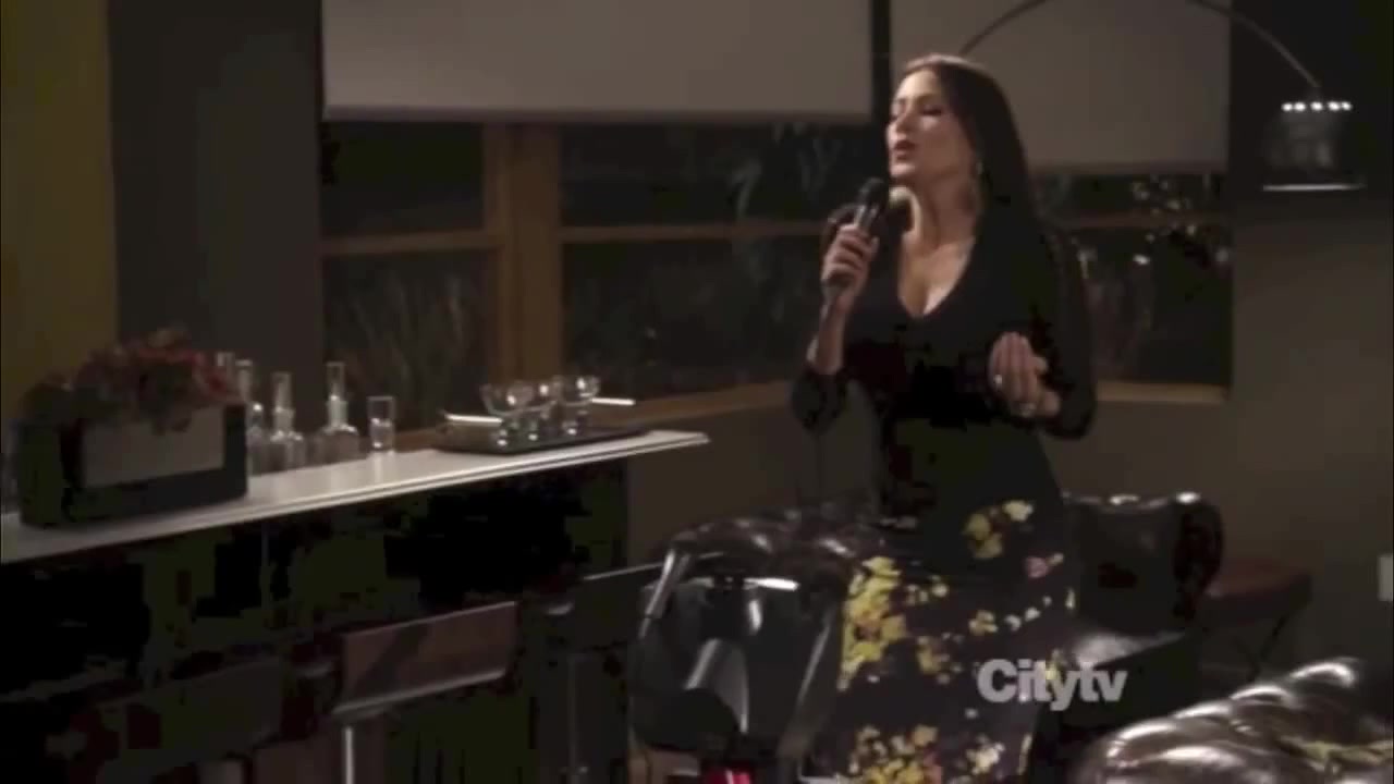 Sofia Vergara sings on Modern Family - Coub