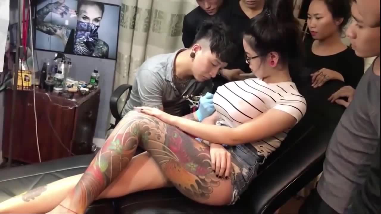 Tattoo Artist and Huge Boobs Girl - Coub