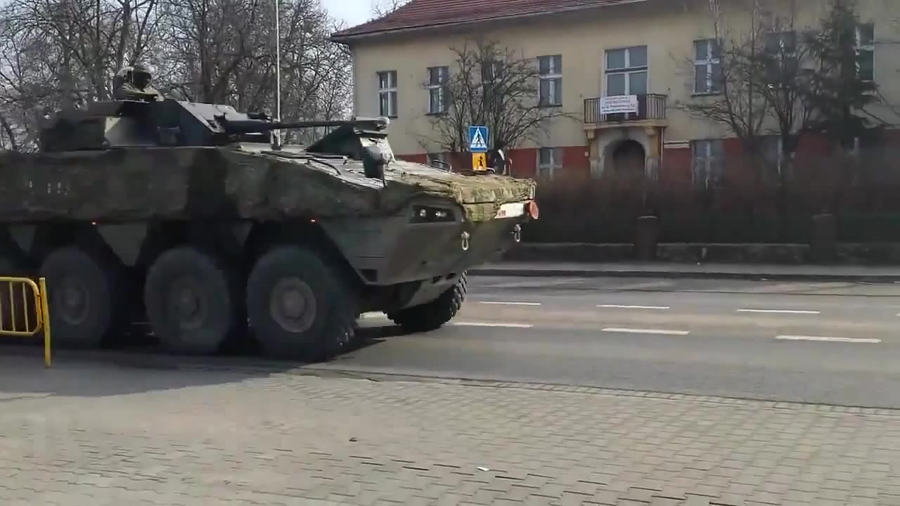 Польская бронетехника движется на восток По все стране замечены колонны  военной техники - Coub