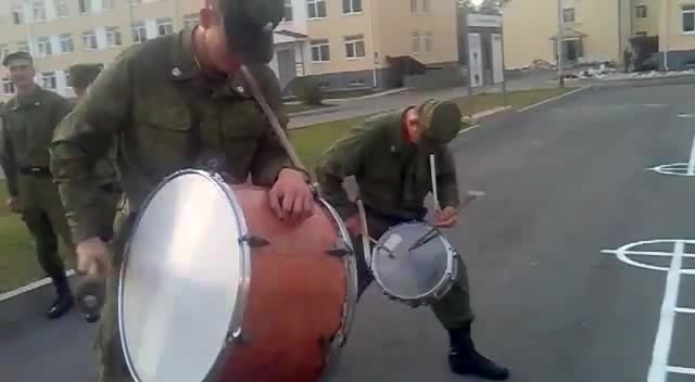 Барабан строевой. Барабанная дробь строевая. Ансамбль барабанщиц "мажоретки". Ноты для маршевого барабана. Барабанная дробь строевая.