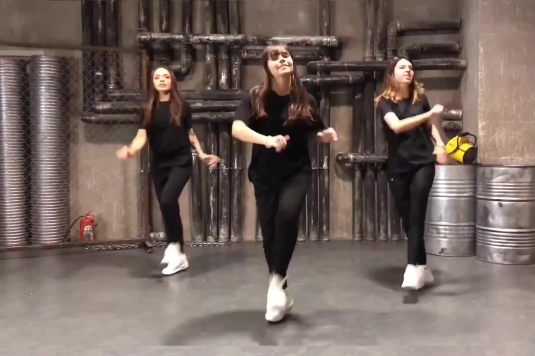 Девушка танцует. Танцы на улице. Шоу танцы девушки. Странные танцы. Современные танцы.