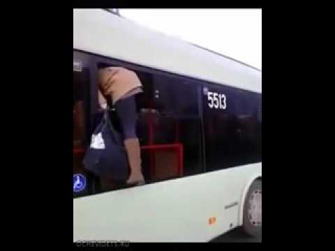 Мама застряла в окне