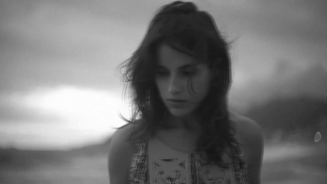 Instinct izza. Izzamuzzic наслаждаться моментом. Izzamuzzic фото исполнителя. Izzamuzzic 18. Izzamuzzic девушка.