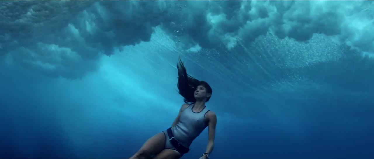 Песня relaxed scene. Девочка из океана Ocean. Девушка океан и шторм. Девушка под водой в океане.